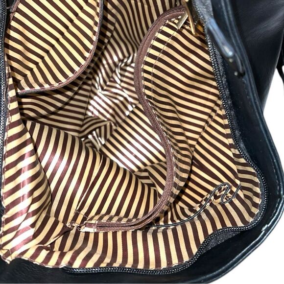 Super cute black faux leather bag with fringe on both sides! - Picture 11 of 13